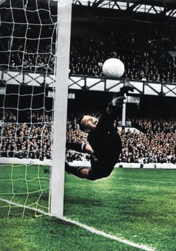 Lev Yashin. La Araña Negra. Jugó toda su vida en el Dynamo de Moscú. Es el único portero en ganar un Balón de Oro.