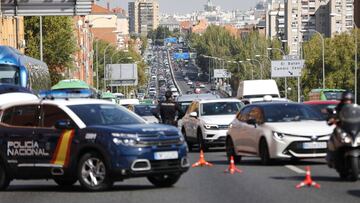 Agentes de Policía Nacional durante un control en la carretera A-5, en Madrid (España), a 9 de octubre de 2020. El Ministerio del Interior ha comenzado a desplegar un amplio operativo de controles policiales en Madrid y el resto de municipios afectados por las restricciones de movilidad en aplicación del estado de alarma aprobado este viernes en una reunión extraordinaria del Consejo de Ministros, según han adelantado a Europa Press fuentes policiales.
09 OCTUBRE 2020;ATOCHA;CONTROL;POLICIA;POLICIA NACIONAL;RENFE;ESTADO DE ALARMA;T4;A5
Jesús Hellín / Europa Press
09/10/2020