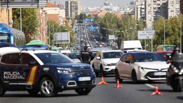 Agentes de Polic&iacute;a Nacional durante un control en la carretera A-5, en Madrid (Espa&ntilde;a), a 9 de octubre de 2020. El Ministerio del Interior ha comenzado a desplegar un amplio operativo de controles policiales en Madrid y el resto de municipio