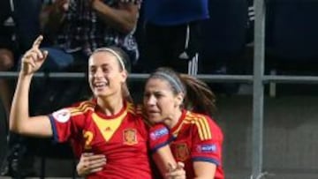 Alexia Putella y Vicky Losada celebran el tercer gol de España.