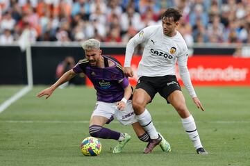 VALENCIA, 27/04/2023.- El centrocampista del Valencia Nico González (d) disputa el balón ante Kike Pérez (i), centrocampista del Valladolid, durante el encuentro de la jornada 31 de LaLiga entre el Valencia CF y el Real Valladolid, este jueves en el estadio de Mestalla, en Valencia. EFE/ Kai Försterling
