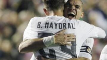 Pepe celebra con Mayoral el segundo gol del Madrid.