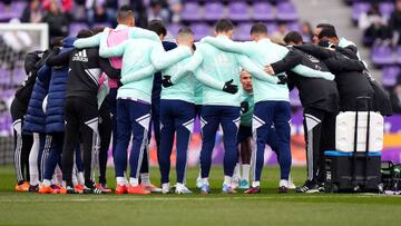 VALLADOLID, SPAIN - MARCH 05: Players of Real Valladolid CF huddle for a team talk whilst warming up prior to the LaLiga Santander match between Real Valladolid CF and RCD Espanyol at Estadio Municipal Jose Zorrilla on March 05, 2023 in Valladolid, Spain. (Photo by Angel Martinez/Getty Images)