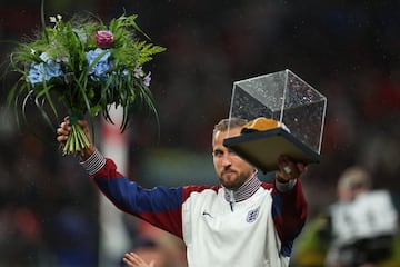 Harry Kane posa con la gorra dorada para conmemorar sus 100 partidos con la selección inglesa.