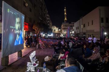 Egyptian football fans watch in Cairo the CAF Champions League final football match between Egypt's Al-Ahly and Morocco's Wydad Casablanca played in Casablanca on November 4, 2017. 