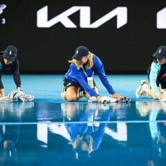 Trabajo para los recogepelotas en la Rod Laver Arena