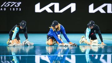 Trabajo para los recogepelotas en la Rod Laver Arena