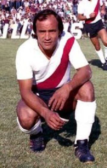 He spent 12 seasons with River Plate from 1964, interrupted in 73/74 when he joined Real Madrid. Afterwards he returned to River