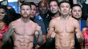 Canelo Álvarez y Gennady Golovkin posan durante el pesaje previo a su combate en Las Vegas.