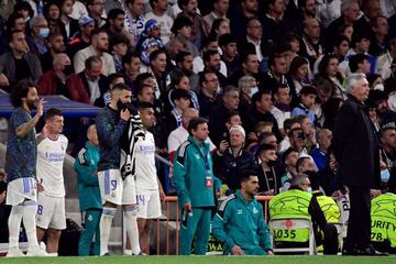 Ancelotti, tranquilo y tras de s&iacute;, su banquillo en tensi&oacute;n m&aacute;xima.