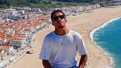 Ayoub Adardour en Nazaré, Portugal, con la playa y el pueblo al fondo.