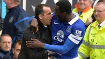 EN RACHA. Roberto Martínez celebra con Lukaku el tanto del belga.