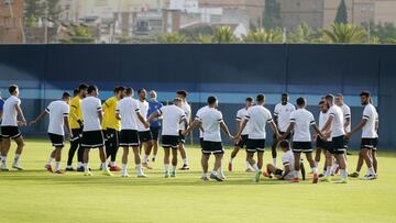 Los jugadores del M&aacute;laga durante el entrenamiento del pasado jueves.