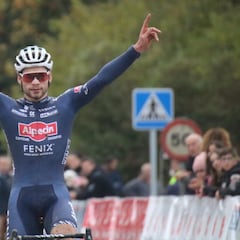 Van der Poel se desquita en Karrantza con un cómodo triunfo