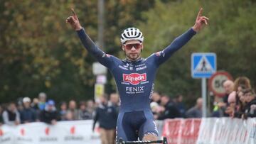 Van der Poel se desquita en Karrantza con un cómodo triunfo