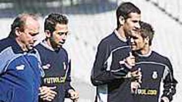 <B>CON LOS SUYOS</B>. El entrenador corrió en la matinal de ayer al lado de Tamudo, Lopo y De Lucas.