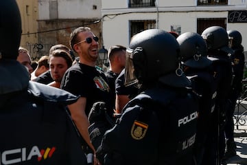 Agentes de policía escoltan a los seguidores del Feyenoord desde la Plaza Mayor de Madrid hasta los alrededores del Metropolitano.