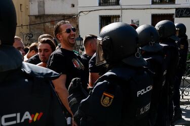 Agentes de policía escoltan a los seguidores del Feyenoord desde la Plaza Mayor de Madrid hasta los alrededores del Metropolitano.
