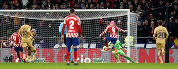 Ocasión de Griezmann en el minuto 94. El jugador francés remata a puerta, con Marc-André ter Stegen batido, y Ronald Araujo evita el gol del empate.