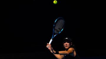 La española Garbiñe Muguruza en acción contra la belga Elise Mertens durante su partido de primera ronda en el Día 2 del Abierto de Australia 2023 en Melbourne Park el 17 de enero de 2023 en Melbourne, Australia.