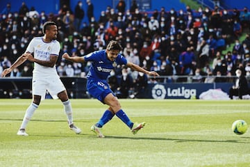 Getafe 1-0 Real Madrid | Militao controló siendo el último e intentó regatear a Ünal, perdiendo el balón y propiciando un mano a mano. El killer azulón disparó por bajo y batió a Courtois.