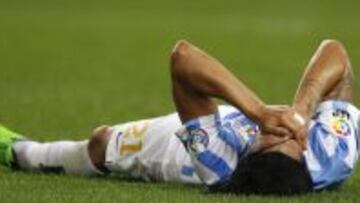 Sergio Sánchez tendido en el césped tras lesionarse