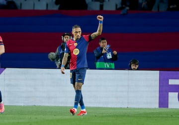 Maravillosa jugada de Lamine, que volvi loco al Benfica, envo el baln al segundo palo y el brasile?o vuelve a marcar.