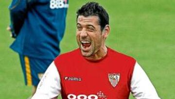 <b>ILUSIONADO. </b>Andrés Palop celebra una de sus paradas en el entrenamiento de ayer.