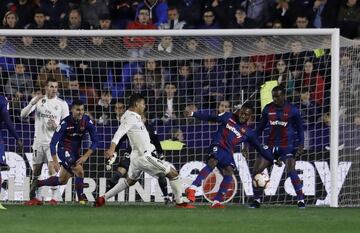 Imagen de la jugada del penalti del futbolista del Levante Doukouré al jugador del Real Madrid Casemiro pitado por Iglesias Villanueva tras consultar a los árbitros del VAR.