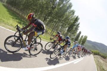 El pelotón, durante la novena etapa de la Vuelta Ciclista a España 2014, en su 69 edición, que ha partido de Carboneras de Guadazaón (Cuenca) y terminará en Aramón Valdelinares (Teruel), con una distancia de 185 kilómetros. 