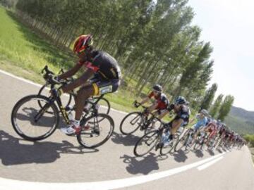 El pelotón, durante la novena etapa de la Vuelta Ciclista a España 2014, en su 69 edición, que ha partido de Carboneras de Guadazaón (Cuenca) y terminará en Aramón Valdelinares (Teruel), con una distancia de 185 kilómetros. 