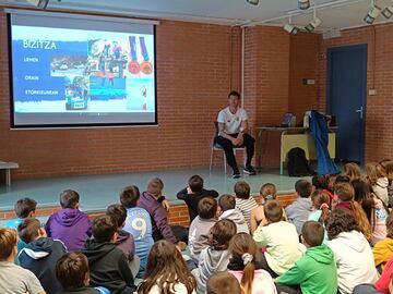 Ibon, dando múltiples charlas en escuelas a las que enseña su 'Aparretan Bizi', su 'Vivir la espuma', esa filosofía de vida que le ha hecho quien es hoy en día.