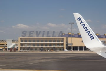 El Aeropuerto de Sevilla es el segundo con mayor nmero de pasajeros en Andaluca tras el Aeropuerto de Mlaga-Costa del Sol y el primero en volumen de mercancas. Es el 98? en la calificacin global.