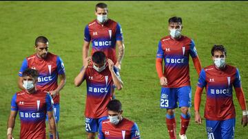 Futbol, Nacional vs Universidad Catolica.
Copa Libertadores 2021.
Los jugadores de Universidad Catolica se lamentan al final del primer tiempo contra Nacional por el grupo F de la Copa Libertadores realizado en el estadio Parque Central de Montevideo, Uruguay.
18/05/2021
Dante Fernandez/Focouy/Photosport
Football, Nacional vs Universidad Catolica.
2021 Copa Libertadores Championship.
Universidad Catolicaâs players react after the end first time against Nacional for group F match of the Copa Libertadores Championship held at Parque Central stadium in Montevideo, Uruguay.
18/05/2021
Dante Fernandez/Focouy/Photosport