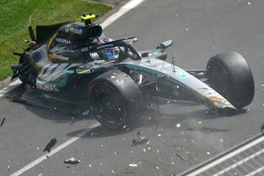 TOPSHOT - Mercedes' Italian driver Kimi Antonelli crashes during the third practice session of the Formula One Australian Grand Prix at the Albert Park Circuit in Melbourne on March 7, 2026. (Photo by Paul Crock / AFP) / -- IMAGE RESTRICTED TO EDITORIAL USE - STRICTLY NO COMMERCIAL USE --
