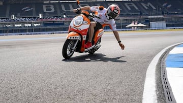 Marc M&aacute;rquez rodando con una scooter en el circuito de Tailandia.