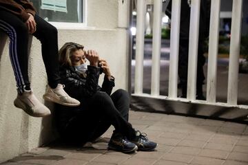 Familiares esperando en las puertas del hospital a recibir noticias de sus familiares heridos