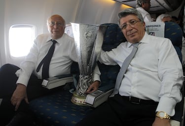 Lázaro Albarracín y Enrique Cerezo posan con la Europa League conquistada por el Atlético de Madrid en 2012. 


 