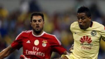 Jardel Vieira y Michael Antonio disputan un balón