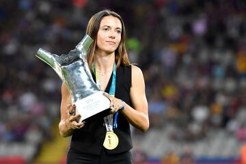 Aitana Bonmatí ofreció a la afición culé su trofeo de jugadora del año.