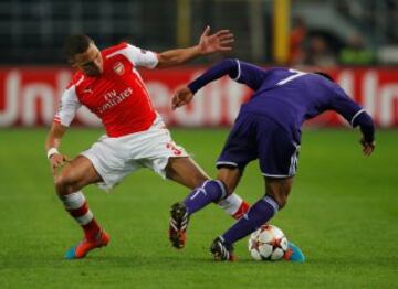 Andy Najar cae ante la limpia marca de Kieran Gibbs.