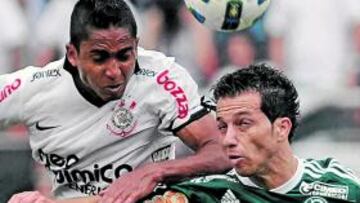 Cicinho y un rival pelean por el balón.