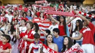 <b>LLEGADA Y FIESTA. </b>La afición del Granada agradeció a la plantilla rojiblanca la salvación en la última jornada de Liga.