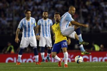 Buenos Aires 13 Noviembre 2015
Argentina vs Brasil por la 3ra  fecha de las eliminatorias Rusia 2018, en el Estadio Antonio Vespucio Liberti
Javier Mascherano y Lucas Lima