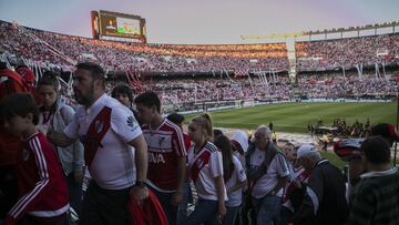 Tras el 2-2 de la ida, los aficionados de River Plate atacaron el autobús de Boca Juniors cuando llegaba al Monumental. Los gases lacrimógenos lanzados por la policía para frenar los disturbios solo agravaron más las consecuencias sobre los jugadores de Boca. El partido fue aplazado hasta en dos ocasiones hasta que Alejandro Domínguez, presidente dela CONMEBOL, decidió suspender el partido hasta encontrar una solución. El 29 de noviembre, cinco días después del día previsto para la final, se anunció que el partido de vuelta se jugaría el 9 de diciembre en el Santiago Bernabéu.