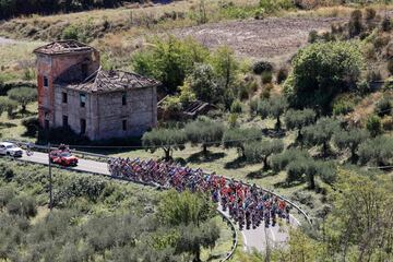 El pelotón durante la sexta etapa del Giro de Italia 2020, una ruta de 188 kilómetros entre Castrovillari y Matera