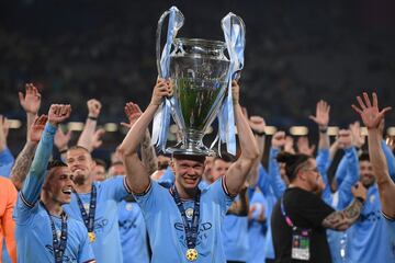 El delantero noruego del Manchester City, Erling Haaland, con el trofeo de la Champions League.