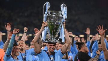 El delantero noruego del Manchester City, Erling Haaland, con el trofeo de la Champions League.