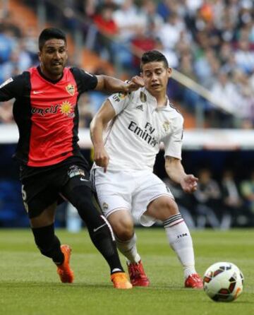 James definió de zurda sin dejar caer la pelota.