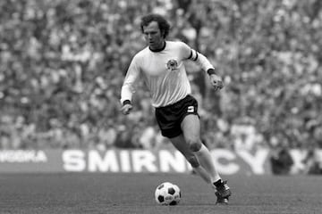 'El Kaiser' es el prototipo del líder y del capitán. Jugó tres Mundiales: Inglaterra '66, México '70 y Alemania '74. En el último, por fin alzó el título investido como el capitán de aquella selección teutona.